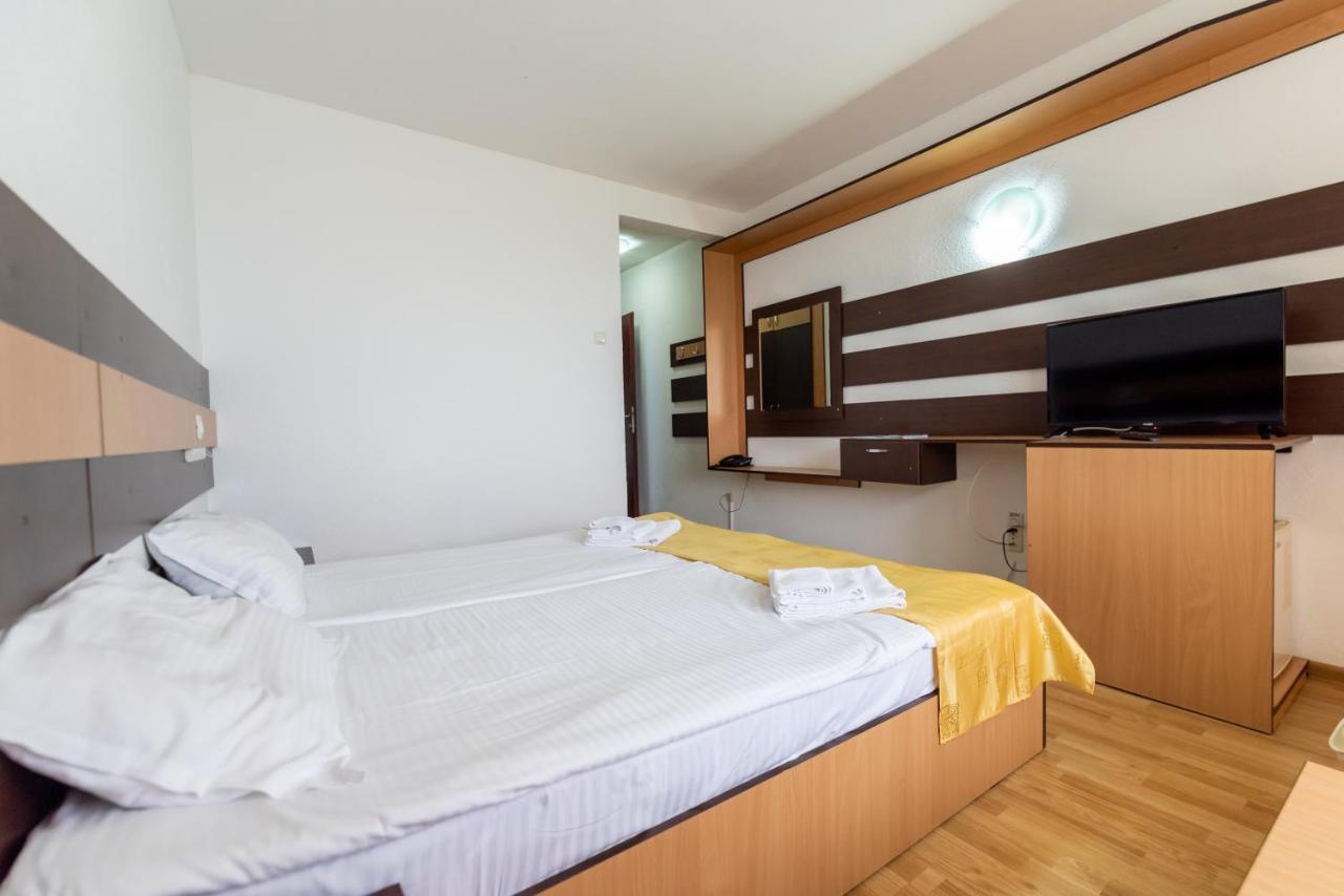 Hotel Capitol 朱庇特 外观 照片