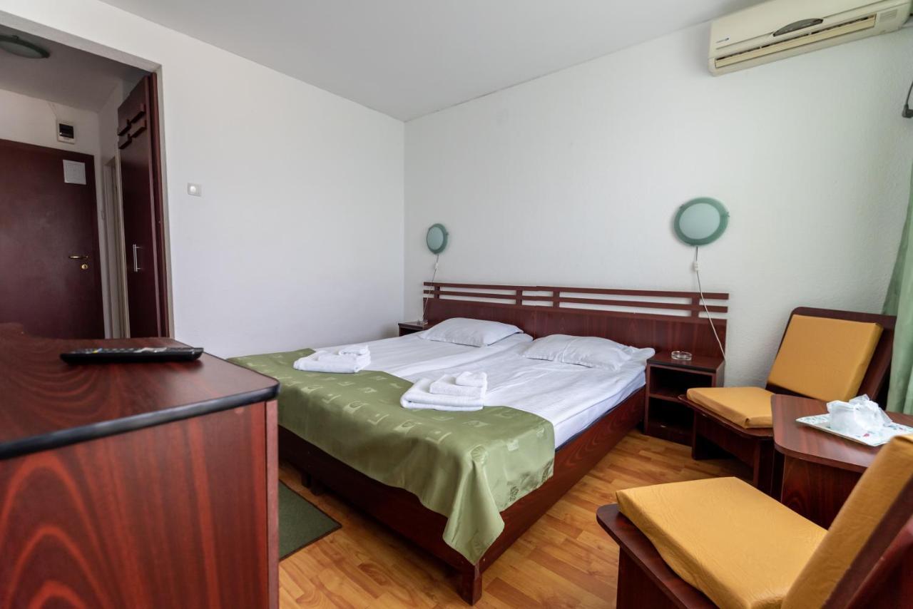 Hotel Capitol 朱庇特 外观 照片