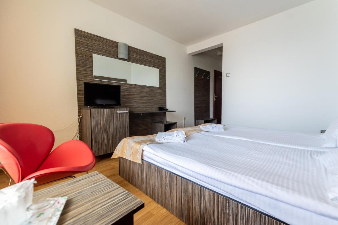 Hotel Capitol 朱庇特 外观 照片